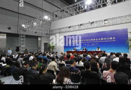 Shanghai, China. 19. Mai 2014. Die Pressekonferenz des 4. Gipfeltreffens der Konferenz für Zusammenarbeit und vertrauensbildende Maßnahmen in Asien (CICA) ist in Shanghai, Ost-China, 19. Mai 2014 statt. Der Gipfel wird in Shanghai vom 20. Mai bis 21 stattfinden. © Pei Xin/Xinhua/Alamy Live-Nachrichten Stockfoto