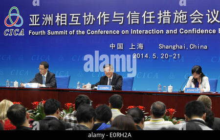 Shanghai, China. 19. Mai 2014. TU Guangshao (C), stellvertretender Bürgermeister von Shanghai, beantwortet Fragen auf der Pressekonferenz des 4. Gipfeltreffens der Konferenz für Zusammenarbeit und vertrauensbildende Maßnahmen in Asien (CICA) in Shanghai, Ost-China, 19. Mai 2014. Der Gipfel wird in Shanghai vom 20. Mai bis 21 stattfinden. © Pei Xin/Xinhua/Alamy Live-Nachrichten Stockfoto