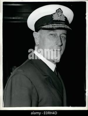 7. Juli 1959 - Lord Mountbatten nimmt seinen Posten als Generalstabschef der Verteidigung - in London: Admiral der Flotte - Earl Mountbatten of Burma heute nimmt sein neues Amt als Chef der Verteidigung Personal - in Folge Marschall der R.A.F Sir William Dickson. Foto zeigt Earl Mountbatten bei seiner Ankunft in das Verteidigungsministerium heute Morgen. Stockfoto