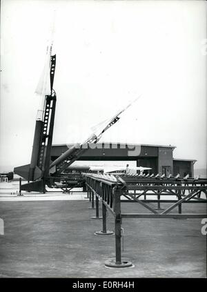 7. Juli 1959 - erste Nike-Basis In West-Deutschland: Am 15. Juli in Gossachenim im Bezirk von Ludwig Burg den ersten Platz Bounbd, die Nike-Ajax-Basis der amerikanischen Armee in Westdeutschland gegründet wurde. In Anwesenheit von Brigade general Peter Schmick (Peter Schmick) und eine Reihe von Prominent, Kommandeur der Armee-Bezirk V, der deutsche Generalmajor Freiherr Von Liebenstein (Freiheer Von Liebenstein) Schnitt durch die fehlende weiße rote Band die symbolischen den Weg, um die Rakete-Basis getauscht (neben ihm in der rechten Ecke mit Hut - ist leitender Beamter Dr Stockfoto