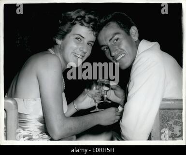 7. Juli 1959 - Weltmeister Toast Champion. Foto zeigt: Wimbledon Männer und Frauen singles Champions - Alex Olmedo, von Peru und Maria Bueno, Brasiliens, stoßen Sie zusammen auf dem Wimbledon-Ball von Lawn Tennis Association im Grosvernor House Hotel in London, gestern Abend gegeben. Es ist das erste Mal, das der Herren- und Damen Champion aus Südamerika gekommen. Olmedo vertrat die Vereinigten Staaten in das Wimbledon-Turnier. Stockfoto