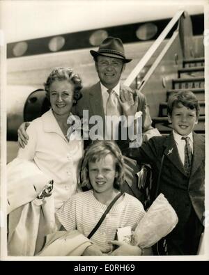 15. Juli 1959 - John Mills und Familie geht nach Hollywood bereit für "Swiss Family Robinson''; Schauspieler John Mills wurde von seiner Familie begleitet, wenn He links London Flughafen heute Morgen für Hollywood - sprechen über den neuen Film '' Swiss Family Robinson'', Tobago, erfolgen soll. John trug '' Sideboards'' - Vorbereitung für den neuen Film. Foto zeigt John Mils seine Frau Schriftstellerin Mary Hayley Bell, Tochter Hayley und deren Sohn Johnathan wenn sie London Flughafen verlassen heute Nachmittag. Stockfoto