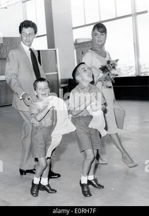 Elizabeth Taylor mit Ehemann Eddie Fisher und Kinder am Flughafen Stockfoto