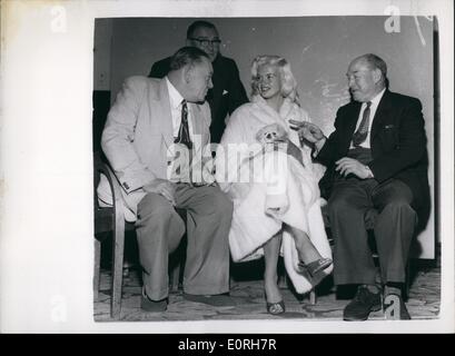 Sept. 09, 1959 - Jayne Mansfield in Blackpool: Hollywood Filmstar, Jayne Mansfield, wechselte gestern auf den Welt-berühmten Illuminationen in Blackpool. Sie traf auch Gewerkschaftsführer, die Blackpool für die Händler Kongress der Union sind. Foto zeigt Jayne Mansfield in Blackpool gestern mit der Kesselschmiede Führer, Ted Hill (links) und Präsident des Ingenieurs, w.j. Carron abgebildet. Hinter ist Morgan Phillips, Sekretär der Sozialistischen Partei. Stockfoto