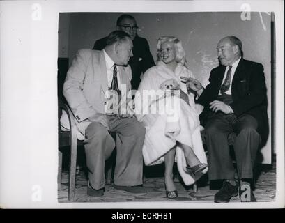 Sept. 09, 1959 - Jayne Mansfield in Blackpool: Hollywood Filmstar, Jayne Mansfield, wechselte gestern auf den Welt-berühmten Illuminationen Blackpool für die Trades Union Congress. Foto zeigt Jayne Mansfield in Blackpool gestern mit der Kesselschmiede Führer, Ted Hill (links) und die Ingenieure Präsident, w.j. Carron abgebildet. Hinter ist Morgan Phillips, Sekretär der Sozialistischen Partei. Stockfoto