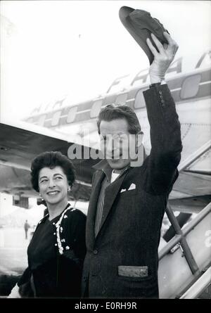 Sept. 09, 1959 - Danny Kaye in Paris - nach sehen K. in Hollywood: aus Hollywood Danny Kaye in Paris gestern Abend angekommen. Er wird in französischer Sprache seine eigenen Lieder in dem Film '' The fünf Cent '' Danny war unter den Bildschirm-Akteuren die Anwesenden bei der berühmten Abendessen begleitet von Khruscherv in der zwanzigsten Jahrhunderts Fox Studios. dub: Foto zeigt Danny Kaye bei seiner Ankunft am Flughafen Orly letzte Nacht. Stockfoto