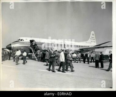 Sept. 09, 1959 - Presse-Preview von der Farnborough Air Display Anzeige der Vikers Viscount 816: eine Presse Privies fand heute Morgen die Fernborough Luft-Display, das eine Zukunft zu öffnen: Foto zeigt die Szene als Besucher Warteschlange anzeigen der neuen super Vickers Viscount 816 ausgestattet mit vier Royce Turbomotoren Welle rollt, es ist die Version 52/56 Betrüger und konzipiert für den Einsatz mit Trans Australia Airlines auf der Messe heute. Stockfoto