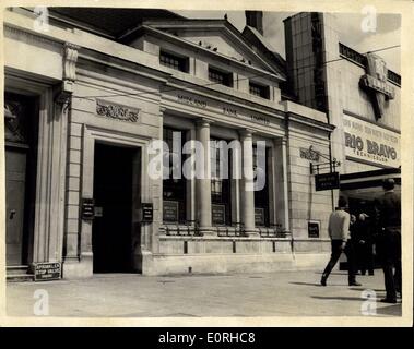 27. Juli 1959 - Ende 20.000 von der Midland Bank in Mile Road, Stepney. Die Diebe hinterließ Tausende von Poundsworth von Silber in Säcken in den Tresorraum gestapelt, und sie werden gedacht, um in der Bank für den Großteil der Woche-Ende gewesen. Foto zeigt eine Ansicht der Midland Bank in Mile End Road, wo über das Wochenende der Raub begangen wurde. Stockfoto