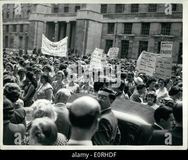 6. August 1959 - halten 08.06.59 Schreibkräfte Protestmarsch in Whitehall. Schreibkräfte für 30.000 Schreibkräfte in Ämtern, die enttäuscht sind, weil das Finanzministerium geweigert haben, auf ein Pay-Angebot zu verbessern, die Kürzungen bei den Top Preise bedeutet, statt heute Morgen einen Protestmarsch in Whitehall. Staatsdienst Gewerkschaftsführer entschieden nehmen nach neue Gesprächen auf gebrochen hatte wir ihren Fall zur Schlichtung. Keystone-Fotoshows: Allgemeine Ansicht Schreibkräfte in Horse Guards Avenue, vor der heutigen Demonstration versammelt. Stockfoto