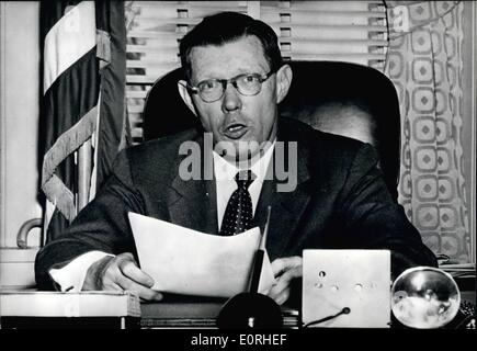 8. August 1959 - besuchen Hagerty, bereiten Sie Ike es europäischen besuchen Herr James Hagerty, Sprecher des weißen Hauses, London, Paris und Bonn, den bevorstehenden Besuch von Präsident Eisenhower vorzubereiten. OPS: Herr James Hagerty an seinem Schreibtisch vor kurzem fotografiert, Stockfoto