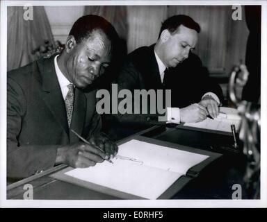 8. August 1959 - M. Tombelaye Premierminister der Republik Tschad den Tschad-Vertrag zu unterzeichnen, mit Französisch Premier M. Debre an der Stockfoto