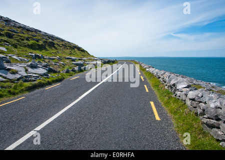 Blauer Himmel und Meer entlang der Straße und Touring Route im County Clare Wilde Atlantik unterwegs an der Westküste von Irland Stockfoto