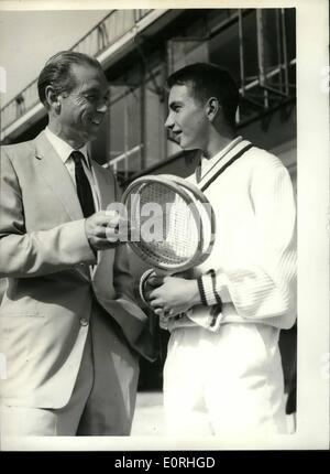 Sept. 09, 1959 - Stanley Matthews Jnr Im Tennis Championships: Stanley Matthews Jnr Sohn der Welt berühmter Fußballer die jungen Singles von der Junior Tennis Championships of Great Britain - beteiligt sich an eröffnet heute Morgen in Wimbledon. Das Foto zeigt Stanley Matthews Gespräche an seinen Sohn Stanley J N R. vor dem letzteren an den Meisterschaften bei den All England Club, Wimbledon heute Morgen. Stockfoto