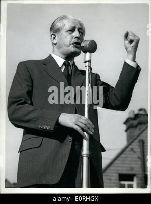 Sept. 09, 1959 - Premier spricht bei der Wahlversammlung am Greenford: Herr Harold Macmillan, der Premierminister, der heute Abend für Schottland verlässt, wurde an diesem Nachmittag auf vier Westlondon Wahl treffen. Foto zeigt Herr Macmillan anlässlich eines Wahlveranstaltungen in Greenford, Middlesex, t6oday. Stockfoto