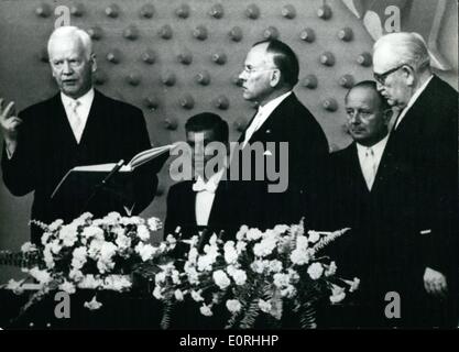 Sept. 09, 1959 - neuer Bundespräsident nimmt Eid: der neu gewählte Präsident der Bundesrepublik Deutschland, Dr. Heinrich Lübke (Heinrich Lübke) nahm seinen Amtseid am 15. September im Rahmen einer Zeremonie im Bundestag in Bonn. O.P.S (von links nach rechts) - während der Zeremonie -: Bundespräsident Dr. Heinrich Lübke, der Präsident des Bundestages Dr. Eugen Gerstenmaier (Eugen Gerstenmaier) und der Präsident des Bundesrates Kaisen (Kaisen) Stockfoto