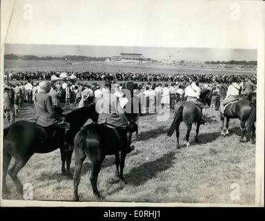 Sept. 09, 1959 - Reiters Sonntag Service in Epsom Downs: etwa sechshundert Reiter nahmen an des jährlichen Reiters Sonntag Gottesdienst am Tattenham Corner in Epsom Downs heute statt. Der Service wurde von der Vikar der Burgh Heide durchgeführt, und Bischof von Guildford, RT. Pfr. Dr. Ivor Watkins hielt eine Ansprache und segnete das sammeln. Foto zeigt T A Gesamtansicht während des Gottesdienstes am Tattenham Corner in Epsom Downs heute. Die Pferderennbahn Tribünen kann im Hintergrund zu sehen. Stockfoto