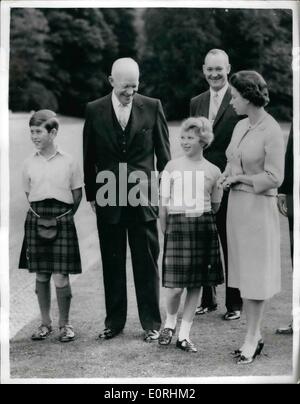 8. August 1959 - trifft Präsident Eisenhower die Königsfamilie im Balmoral Castle. Präsident Eisenhower eine glücklich zehn Minuten im Chat verbracht und fotografiert mit der königlichen Familie auf dem Rasen des Balmoral Castle heute, bevor er auf seiner Reise nach Süden nach Chequers, wo er will verbrachte das Wochenende Gespräche mit Herrn MacMillan. Foto zeigt: Präsident Eisenhower und sein Sohn, Major John Eisenhower, heute mit der Königin und die königlichen Kinder auf dem Rasen im Balmoral angesehen. Stockfoto