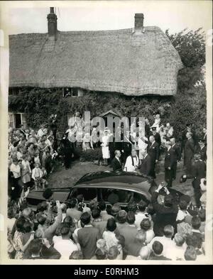 8. August 1959 - Präsident Eisenhower und Premierminister Macmillan besuchen Dienst in der Kirche: Beobachtet von Hunderten von Zuschauern, Präsident Eisenhower und Premierminister Harold Macmillan, morgen Gottesdienst in der anglikanischen Church of St. Peter und Paul in Ellesborough, Bulke, heute. Herr Macmillan lesen sowohl die Lektionen. Foto shows.Mr. Macmillan Wellen der Menge als Präsident Eisenhower sagt auf Wiedersehen an den Rektor, Pfarrer Cyril N. White, wenn sie nach dem Besuch der Morgen-Service aus der Kirche ausgetreten und kehrte in Chequwers, ihre Gespräche fortzusetzen. Stockfoto