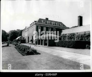 8. August 1959 - wo Ike bleiben... Neue Ansicht von Winfield House. Fadenscheinige Lawne im hinteren Teil des US-Botschafters House, Winfield House, Regents Park in London - wo Präsident Eisenhower bei seinem bevorstehenden Besuch in London bleiben wird. Stockfoto