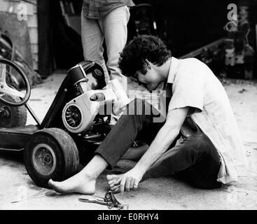 Monkee Micky Dolenz arbeitet an seinem go-kart Stockfoto