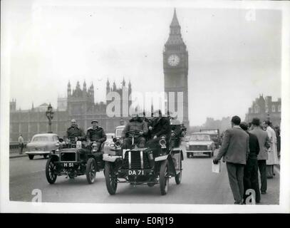 11. November 1959 - London to Brighton Veteran Car Run: Die Konkurrenten mit ihren alten Fahrzeugen waren heute Morgen vom Hyde Park aus zu sehen, während der jährlichen R.A.C. London to Brighton Veteran Car RUB. Foto zeigt: Jack BraHam, der weltberühmte Rennwagenmeister - in seinem 1904 Sunbeam etwas vor dem 1904 Swift des Montague Motor Museum und gefahren von Mr. P. Harper - als sie die Westminster Bridge überqueren. Stockfoto