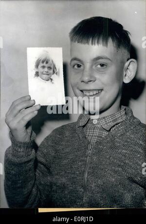 11. November 1959 - 6 - jährige Französin erwacht nach einem Aufenthalt unbewussten monatelang: Sir-Jahr alten Francine Lhomme wurde von einem Auto In eine Straße von Coulommiers, einer Kleinstadt in der Nähe von Paris, vor sieben Monaten Down geklopft. Das Mädchen leiden Kopfverletzungen wurde in das lokale Krankenhaus gebracht wo sie sieben Monate lang bewusstlos blieb. Fed künstlich während dieser ganzen Zeit das kleine Mädchen erholt ihre Sinne vor zehn Tagen und jetzt ist sie geworden wieder ein ganz normales Kind. Foto zeigt zehn-jährige Alain, Francine es kleiner Bruder, lächelt glücklich als er sieht auf seine Schwester Bild. Stockfoto