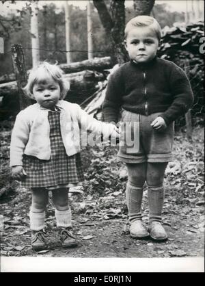 11. November 1959 - drei Jahre alter Junge rettet Baby Schwester vor dem Ertrinken; Drei Jahr alt Joel aus Lavernat (in der Nähe von Le Mans) gespeichert sein Baby Schwester Nadine von Ertrinken nach der achtzehn Monat altes Mädchen stolperte und fiel in A Brunnen in der Nähe von ihrem Elternhaus. Mit einem Geistesgegenwart außergewöhnliche für einen drei Jahre alten der Junge streckte seine Hand, packte seine Schwester an den Haaren und hielt sie fest, bis die Mutter hört die Schreie eilte zu der Szene und ihre kleine Tochter gerettet. Foto zeigt Joel und seine kleine Schwester Nadine. Stockfoto