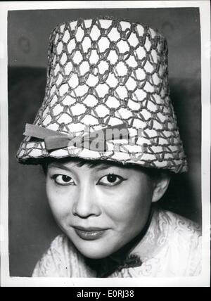 11. November 1959 - Hüte auf gezeigt in London.: Foto zeigt Miss Tsai Chin, Star der neuen hit-Show '' The World of Suzie Wong'' trägt diese weißen Strohhut mit Lack blau net bedeckt, zeigt den östlichen Einfluss für den Frühling - entworfen von Dolores und heute in London gezeigt. Stockfoto