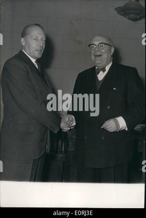 11. November 1959 - Herr Watkinson in Paris. Foto zeigt britische Krieg Sekretär Watkinson im Bild (links) mit Spaak, Nate Secretary General, wie er ihn heute Nachmittag bei der Nato getroffen. Stockfoto