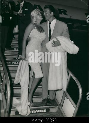 10. Oktober 1959 - kommt Jayne Mansfield in Paris: Jayne Mansfield und ihr Mann kamen Micky Hargitay am Flughafen Orly, Paris, Stockfoto