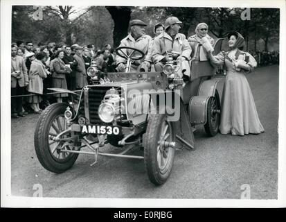 11. November 1959 - London, Brighton Veteran Auto laufen Kaffee für die Konkurrenten: Konkurrenten mit ihren alten Fahrzeuge wurden am Hyde Park heute Morgen gesehen werden, für die jährliche R.A.C. von London nach Brighton Veteran Car Run.Photo zeigt Miss Marina Martin - passend gekleidet für den Zeitraum - Beginn, Kolben Kaffee zu Oldtimer-Fahrer und Passagiere zu Beginn der Veranstaltung vom Hyde Park entfernt Vormittag Hände. Sie ist Flaschen Mr.H.S. Simons und seine Passagiere in ihren 1903 Sunbeam übergeben. Stockfoto