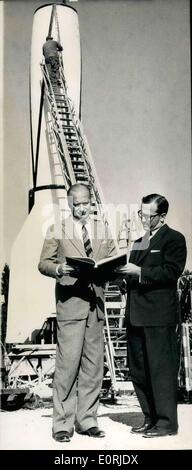 10. Oktober 1959 - Curd Jürgens Sterne in der '' Wernher von Braun Geschichte '': zu acquaintanced mit seiner neuen Rolle in der Biografie des deutsch-US-amerikanischer Raketenforscher Wernher Von Braun, der berühmte Schauspieler Curd Jürgens besuchte die Film-Stadt in der Nähe von München, Geiselgasteig, wo das Bild wird gedreht. Foto zeigt: Curd Jürgens Inspektion '' V 2'' die Theaterstücke und wichtige Rolle, Quark beschreibt das Szenario mit dem Produzenten (Charles H. Schneer - rechts - (Charles H. Schneer) Stockfoto