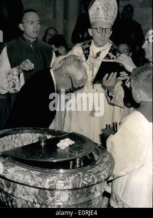 10. Oktober 1959 - Foujita und Frau konvertierte zum römisch-katholischen Glauben: 73-j hrige japanischer Maler Foujita und seine Frau Kimio Horlushi, beide Buddhisten wurden zum römisch-katholischen Glauben am Rehims Dom heute Morgen umgewandelt. Foto zeigt Kimio Horlushi, die Frau des Malers, während der Zeremonie. Stockfoto