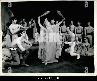 10. Oktober 1959 - Proben für Antigone. Proben wurden statt heute Crankos Ballett Antigone, die seine Weltpremiere am Royal Opera House, Covent Garden, am Montag, den 19. Oktober. Keystone-Fotoshows: - Julia Farrow, der Iokaste spielt, abgebildet Durin Proben der Szene - Tod einer Königin Stockfoto