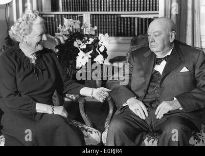 Sir Winston Churchill und Lady Churchill feiern seinen Geburtstag Stockfoto