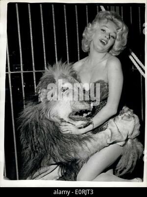 8. Dezember 1959 - Oh! Was eine schöne "Lion Tamer" - ist Vanda. Und die "Löwen" ist auch ganz nett.: schöne Vanda Hudson ist in der Rolle eines "Löwenbändiger" in diesem Bild -, die während der Dreharbeiten zu '' Horror am Zirkus '' - im Billy Smart Circus. Aber der Löwe ist eigentlich Ire - Paddy Hayes verkleidet. Wie der Film über "Horror" - ist dieses Bild gilt nur ein wenig zu schön - und gehört zu den Szenen, die werden nicht gezeigt werden. Stockfoto