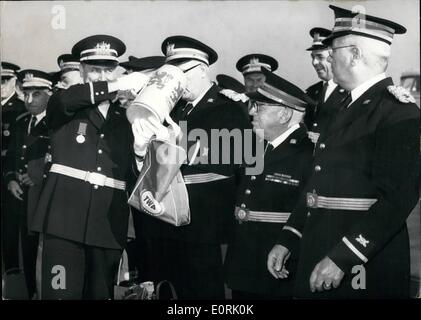 10. Oktober 1959 - Ankunft der '' alten und Honorable Artillery Company'' von Boston, Massachusetts München-Riem-Flughafen: über 200 Mitglieder der Gruppe wurden mit großen Becher Bier. Kapitän Thomas P. Dillon präsentiert den Soldaten einen '' Becher ''. Stockfoto