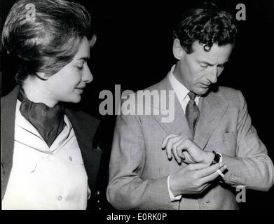 10. Oktober 1959 - 10.12.59 Peter Townsend und seine Frau zu werden. Armbanduhr Engagement Geschenk Ã ¢ Â'¬â €œ Keystone Foto zeigt: Gruppe Stockfoto