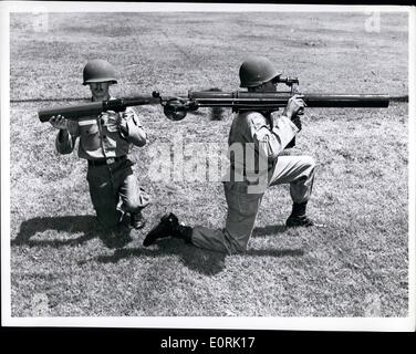 10. Oktober 1959 - die US-Armee Schulter abgefeuert Medium Sturmgewehr 90 mm rückstoßfreie Waffe, wird der Infanterist mit den Nahbereich Stempel von einem mittleren Panzer-Waffe auszurüsten. Entwickelt, um in die Schlacht getragen und von einem Team von zwei Männern eingesetzt werden, die 35 Pfund, vier Fuß lang Waffe im Notfall, durchgeführt, geladen und abgefeuert von einem Mann. Es löst eine geformte Aufladung-Schale, die die schwersten Rüstungen bekannt dringt. Effektive Reichweite der Waffe, 500 Yards ist mehr als das Doppelte der 3,5 Bazooka des Korea-Krieges Ruhm. Zwei Soldaten anzeigen Waffe. Stockfoto
