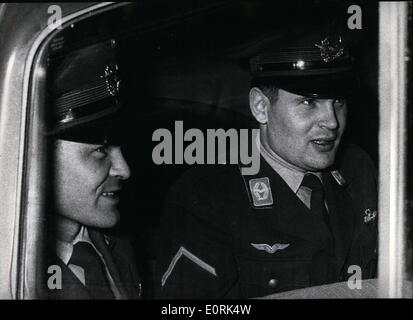 12. Dezember 1959 - Jabo-Piloten kamen in Bonn: die beiden Piloten der Bundeswehr, H Kraus und R. Hofmann, die in Prag gehalten worden sein, da deren Absturz über tschechoslowakischen Terriotory in den frühen Morgenstunden des 3. Dezember in Bonn angekommen. Foto zeigt: Helmut Kraus (Helmut Kraus) links und Rolf Hofmann (Rolf Hofmann) direkt bei ihrer Ankunft in Bonn-Duisdorfer Hardtkaserne. Stockfoto