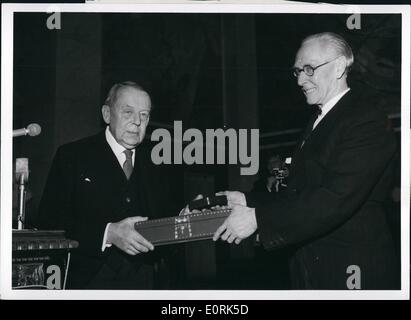 12. Dezember 1959 - wurde Nobel Friedenspreis Philip Noel - Baker, an der Universität Oslo vorgestellt. P.s: - Philip Noel - erhält Baker die Medaille des Präsidenten des Parlaments Nobelpreis Ausschuß Herr Gunnar Jahn (links) Stockfoto