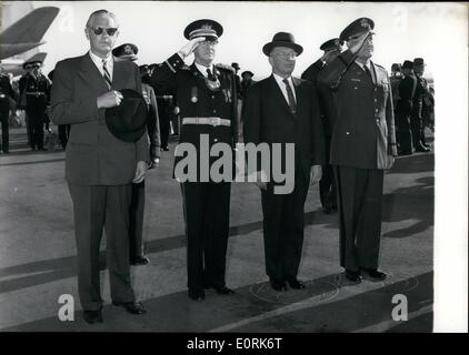 10. Oktober 1959 - Ankunft der '' alten und Honorable Artillery Company'' von Boston, Massachusetts in München-Riem Flughafen: über 200 Mitglieder der Gruppe wurden mit großen Becher Bier. Kapitän Thomas P. Dillon präsentiert den Soldaten '' MaB''. Foto zeigt v.l.n.r.: Generalkonsul Edward Page Munich Capt. Dillon, stellvertretender Gouverne Ihre von Massachusetts Robert F. Murphy. Stockfoto