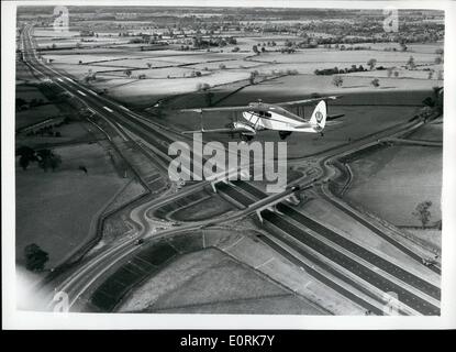 19. Oktober 1959 - 19.10.59 Air Patrol für New London-Birmingham Autobahn. New London-Birmingham Autobahn werden die erste Straße in Großbritannien regelmäßig aus der Luft überwacht werden, wenn es nächsten Monat geöffnet wird. Der Automobilclub ist kontinuierliche Pannendienst auf der Autobahn, einschließlich Luftpatrouillen Flugzeug Spotter. Die Flugzeuge werden im ständigen Funkkontakt mit einem AA-Büro am Broughton Überführung in der Nähe von Newport Pagnell, und die Piloten werden in Radio-Kontakt mit einer Flotte von AA Patrouille Fahrzeuge Stockfoto