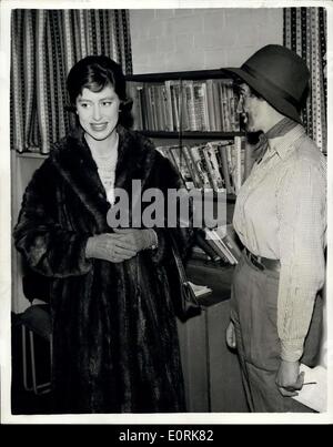 20. Oktober 1959 - Besuche Prinzessin Margaret Bermondsey Jugendclubs. Foto zeigt: Prinzessin Margaret plaudert, Jessie Ford, der Club Führer an der Cambridge Mission, Jamaika-Straße, Bermondsey ist. Miss Ford hatte nur ein Kostüm-Spiel teilgenommen. Stockfoto