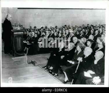 12. Dezember 1959 - Herr Noel Baker Nobelpreis ausgezeichnet: Herr Philip Noel-Baker, Arbeit M.P. für Derby-Süd, am Donnerstagabend erhielt den diesjährigen Friedensnobelpreis in einer Zeremonie an der Universität Oslo. Foto zeigt Herr Philip Noel-Baker (links) erhält das Diplom der Friedens-Nobelpreis von Herrn Gunnar Jahn, Vorsitzender des Ausschusses norwegische Nobel Friedenspreis. Stockfoto