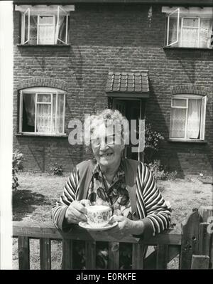 Jul 07, 0000 - Kriegszeit Bombe entdeckt in Bexleyheath - Kent.: viele Häuser evakuiert in Bexleyheath heute als Armee Bombe Entsorgungsexperten gearbeitet, um eine 1100 lb Kriegszeit Bombe entdeckt in einem Rat Hof zu entschärfen. Das Foto zeigt, genießen eine Tasse Tee ist 83 Jahre alt Elizabeth Paine, die sich weigerten, ihr Zuhause her 50 Jahre, nur 200 yds aufzuhören. Weg von der Bombe. Stockfoto