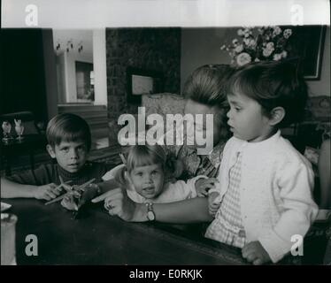 1. Januar 1960 - Jordaniens königliche Familie zu Hause: wenn seine Dienstpflichten nicht beteiligt, König Hussein von Jordanien entspannt mit seiner Frau, Prinzessin Muna und ihre Kinder, Prinz Feisal, 6, und zwei Jahre alten Zwillingstöchter, Prinzessin Zein und Prinzessin Aisha, an das Haus außerhalb von Amman, wo sie eine entspannteste und glückliche Leben leben. Foto zeigt sechs Jahre alte Prinz Feisal, wer ist verrückt nach Flugzeugen, bringt das Muster, die er in seinem Zimmer, von seiner Mutter zu bewundern Herstellung beendet hatte, Prinzessin Muna und Zwillingsschwestern Prinzessin Aisha und Prinzessin Zein (links) Stockfoto