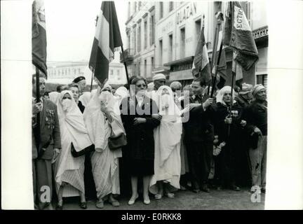 1. Januar 1960 - Revolte In Algier OPS:-europäischen und ein paar verschleierte Frauen, die an der Demonstration unterstützen die Aufständischen gestern gesehen wurden. Stockfoto