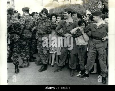 1. Januar 1960 - Revolte In Algier OPS: Young Fallschirmjäger Verbrüderung mit den Aufständischen mit einem Bündel von Lachen Mädchen in der Mitte. Eine Szene während der Unterstützer Demonstration gestern. Stockfoto