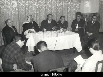 1. Januar 1960 - Revolte In Algier A Pressekonferenz im Hotel Saint-Georges, Algier, einige Abgeordnete, die Begünstigung des Aufstands hielt. OPS: von links nach rechts: Colonna, M.P. für Tizi-Ouzou, The Basnaga Boualem, M.P. Für Orleansville, Marcay, Vinciguerra und Biaggi. Stockfoto